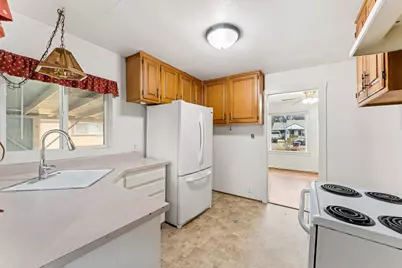 609 SE Riverside Avenue, Grants Pass, OR 97526 - Photo 3