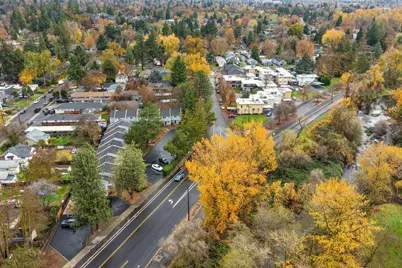 821 E 10th Street, Medford, OR 97504 - Photo 31