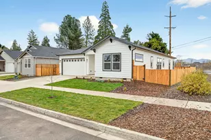 348 Cascade Dr, Central Point, OR 97502 - Photo 45