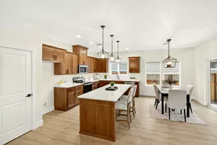 348 Cascade Dr, Central Point, OR 97502 - Photo 7