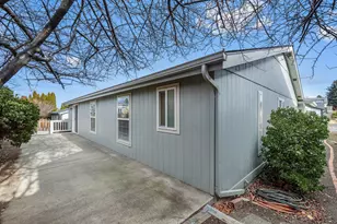 2325 NE Wintergreen Dr, Bend, OR 97701 - Photo 39