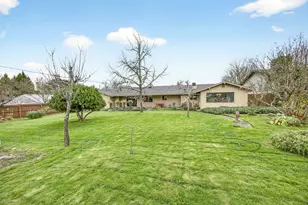 704 NW Sandy Dr, Grants Pass, OR 97526 - Photo 5