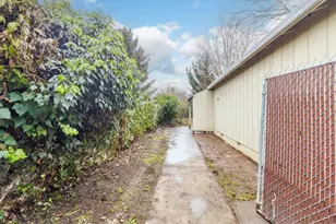 1077 SE Ashley Pl, Grants Pass, OR 97526 - Photo 5