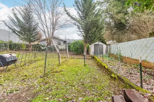 1077 SE Ashley Pl, Grants Pass, OR 97526 - Photo 13