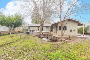 1077 SE Ashley Pl, Grants Pass, OR 97526 - Photo 7