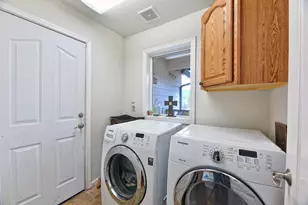 301 Leeannas Way, Shady Cove, OR 97539 - Photo 15