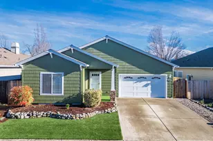 827 Isherwood Dr, Central Point, OR 97502 - Photo 1