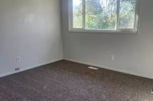 402 Emerald Cir, Medford, OR 97501 - Photo 37