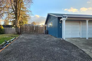 402 Emerald Cir, Medford, OR 97501 - Photo 7