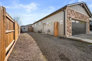 925 Sellwood Dr, Eagle Point, OR 97524 - Photo 3