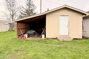 1217 Maple Park Dr, Medford, OR 97501 - Photo 31