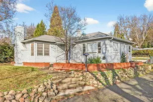 2137 E Jackson St, Medford, OR 97504 - Photo 3