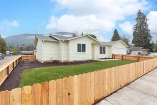 1637 Carnahan Dr, Grants Pass, OR 97527 - Photo 1