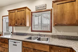 831 Isherwood Dr, Central Point, OR 97502 - Photo 11