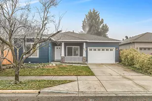 831 Isherwood Dr, Central Point, OR 97502 - Photo 3