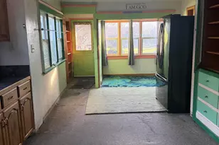 1031 W 10th St, Medford, OR 97501 - Photo 9