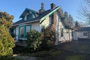 1031 W 10th St, Medford, OR 97501 - Photo 1