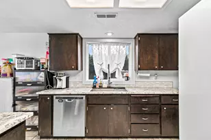 105 Queens Gate Ct, Central Point, OR 97502 - Photo 9