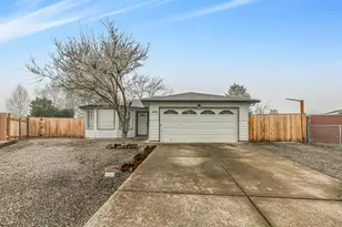 105 Queens Gate Ct, Central Point, OR 97502 - Photo 1