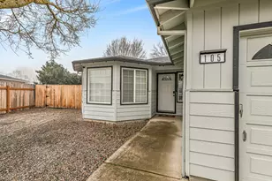 105 Queens Gate Ct, Central Point, OR 97502 - Photo 3