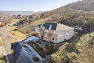 4642 Hathaway Dr Dr, Medford, OR 97504 - Photo 3