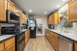 7994 E Evans Creek Rd, Rogue River, OR 97537 - Photo 9