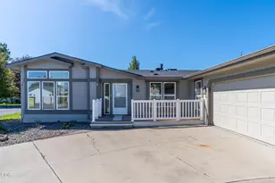 1865 NE 6th St, Redmond, OR 97756 - Photo 3