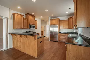 3749 Sherwood Park Dr, Medford, OR 97504 - Photo 9