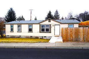 1907 SW 20th St, Redmond, OR 97756 - Photo 1