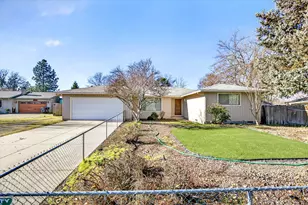 4055 Crestwood Cir, Central Point, OR 97502 - Photo 3