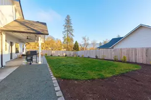 1645 NW Williamsburg Dr, Grants Pass, OR 97526 - Photo 33