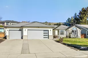 4661 Torrey Pines Dr, Medford, OR 97504 - Photo 3