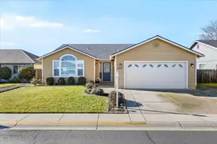 1242 Hawk Dr, Central Point, OR 97502 - Photo 1