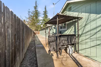 719 SW I Street, Grants Pass, OR 97526 - Photo 27