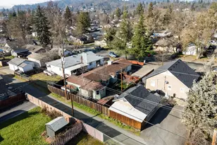 719 SW I St, Grants Pass, OR 97526 - Photo 37