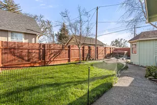 719 SW I St, Grants Pass, OR 97526 - Photo 23