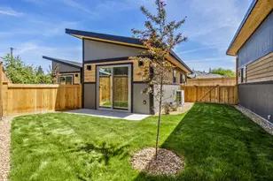 2010 SW Reindeer Ave, Redmond, OR 97756 - Photo 9