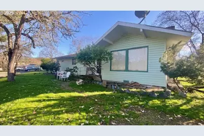 333 W Park Street, Grants Pass, OR 97527 - Photo 3