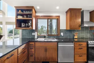 956 NE Beacon Dr, Grants Pass, OR 97526 - Photo 13