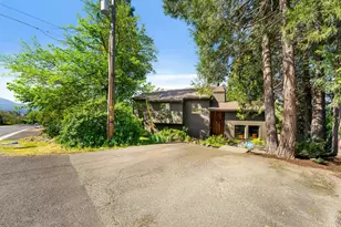 956 NE Beacon Dr, Grants Pass, OR 97526 - Photo 3