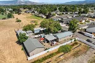 2226 Meadows Ln, Medford, OR 97501 - Photo 3