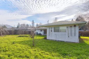 714 NE Riddle Dr, Grants Pass, OR 97526 - Photo 29