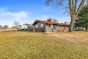 348 N 6th St, Central Point, OR 97502 - Photo 21