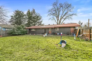 348 N 6th St, Central Point, OR 97502 - Photo 17