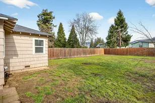 1595 Cloverlawn Dr, Grants Pass, OR 97527 - Photo 39