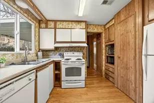 340 Taylor Ave, Talent, OR 97540 - Photo 9