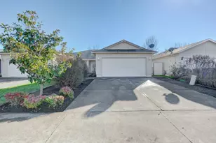 417 Crystal Dr, Eagle Point, OR 97524 - Photo 1