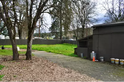 10585 Blackwell Road, Central Point, OR 97502 - Photo 13