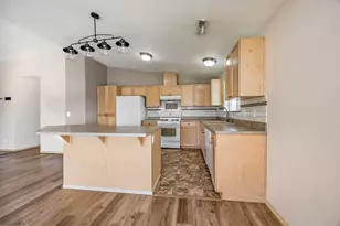 6937 Lakeview Dr, Central Point, OR 97502 - Photo 5