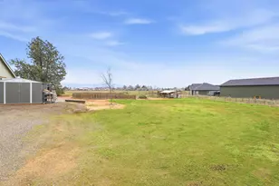 6937 Lakeview Dr, Central Point, OR 97502 - Photo 39